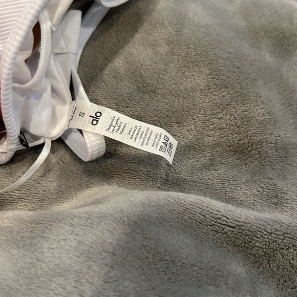 Alo yoga top - Picture 4 of 4